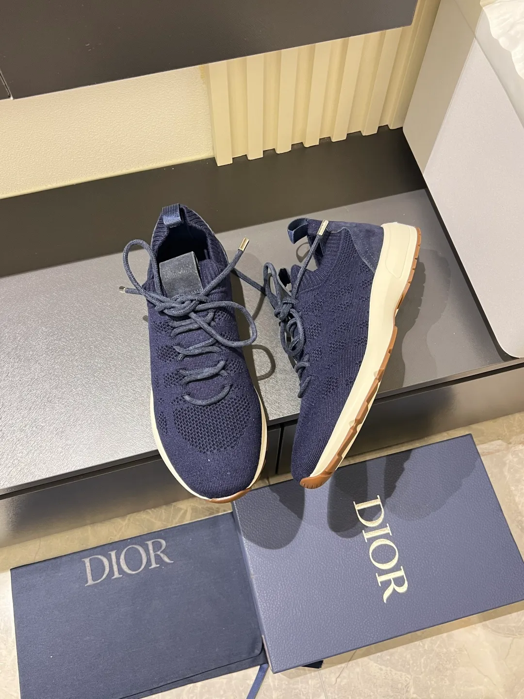 p380 Dior B80 sneakers are a new product of Dior men's series, focusing on comfort and fashion. The upper is made of breathable mesh + fabric splicing, which is lightweight and fits the shape of the foot, making it super comfortable for daily wear. The sole is made of rubber, which has great grip and wear resistance, and is suitable for commuting or light sports. The overall style is simple, the gray tone is versatile, and the shoelaces are adjustable for a more stable fit. Designed by Kim Jones, it is both practical and trendy. It is one of the new hot items in early spring①. size: 38-45 (45 customized)